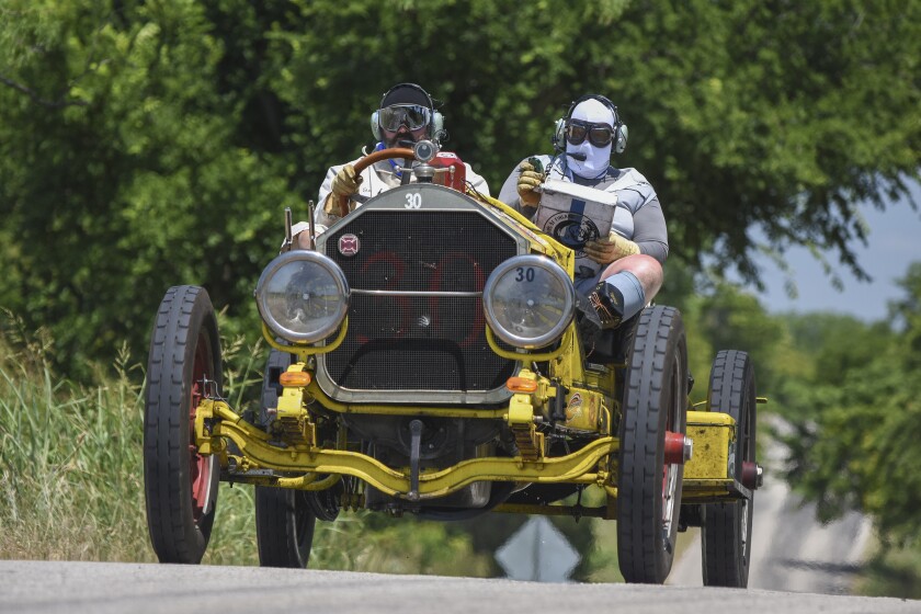 一辆老式汽车的司机和乘客。