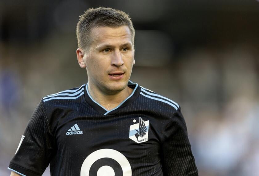 SPORTS-LOONS-CLOSE-INKING-NEW-DEALS-1-MS.jpg