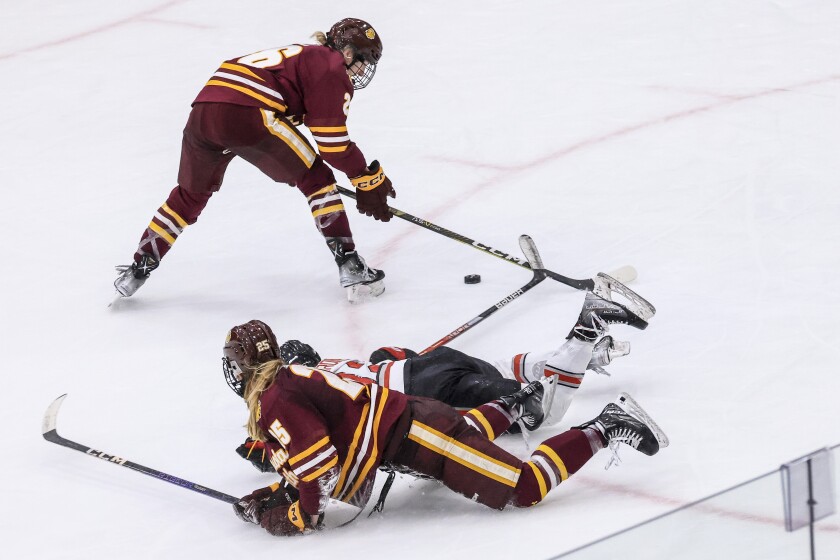college women play ice hockey