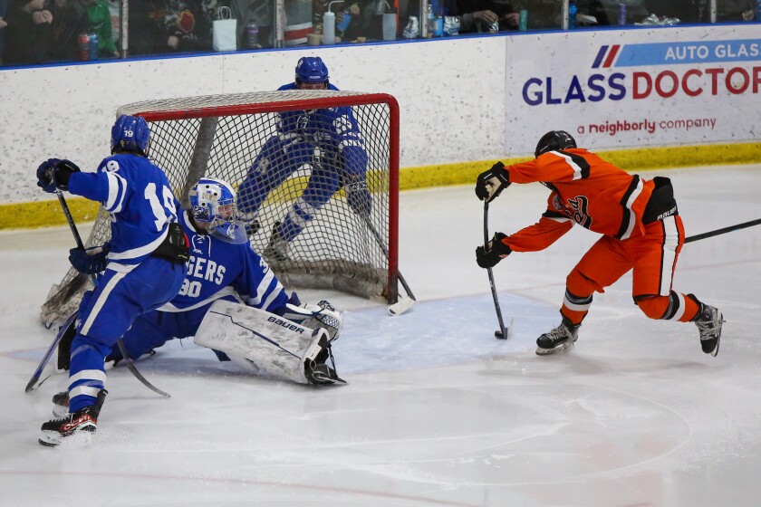 Zac Zimmerman marque le but de donner à Moorhead une avance de 2-1 en deuxième période contre Rogers le jeudi 13 février 2025 au Cullen Center de Moorhead.