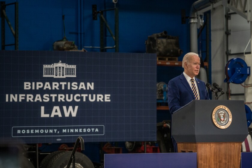 113021-BIDEN-VISIT-DAKOTA-COUNTY-03018.jpg