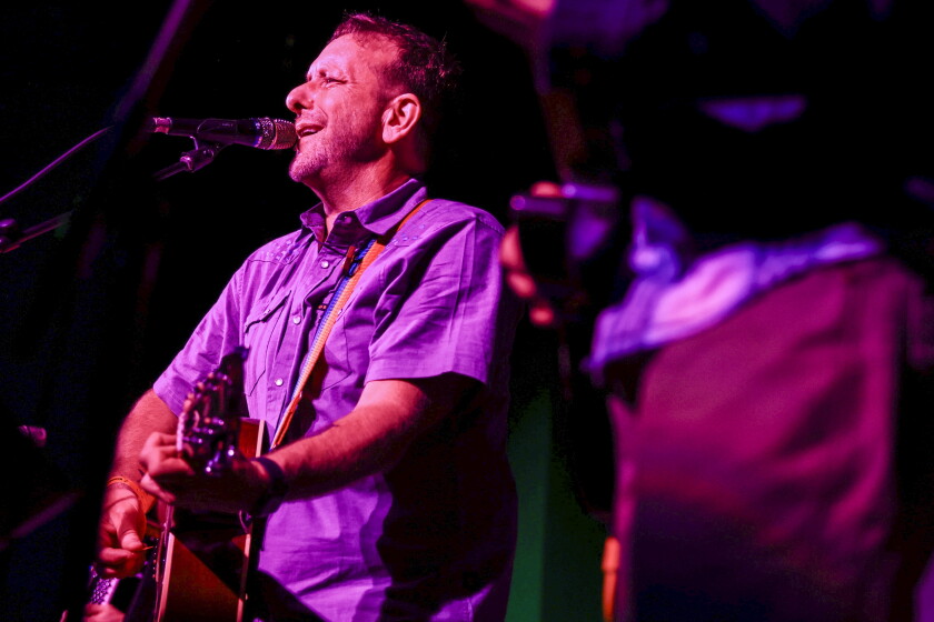músico se apresenta em show de festival de música