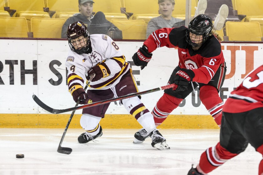 college women play ice hockey