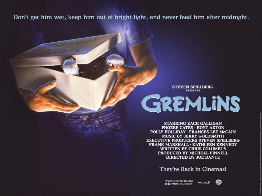 Cartaz de lançamento teatral de "Gremlins," com foto de um jovem branco segurando uma caixa branca da qual se pode ver emergir uma pequena criatura peluda.