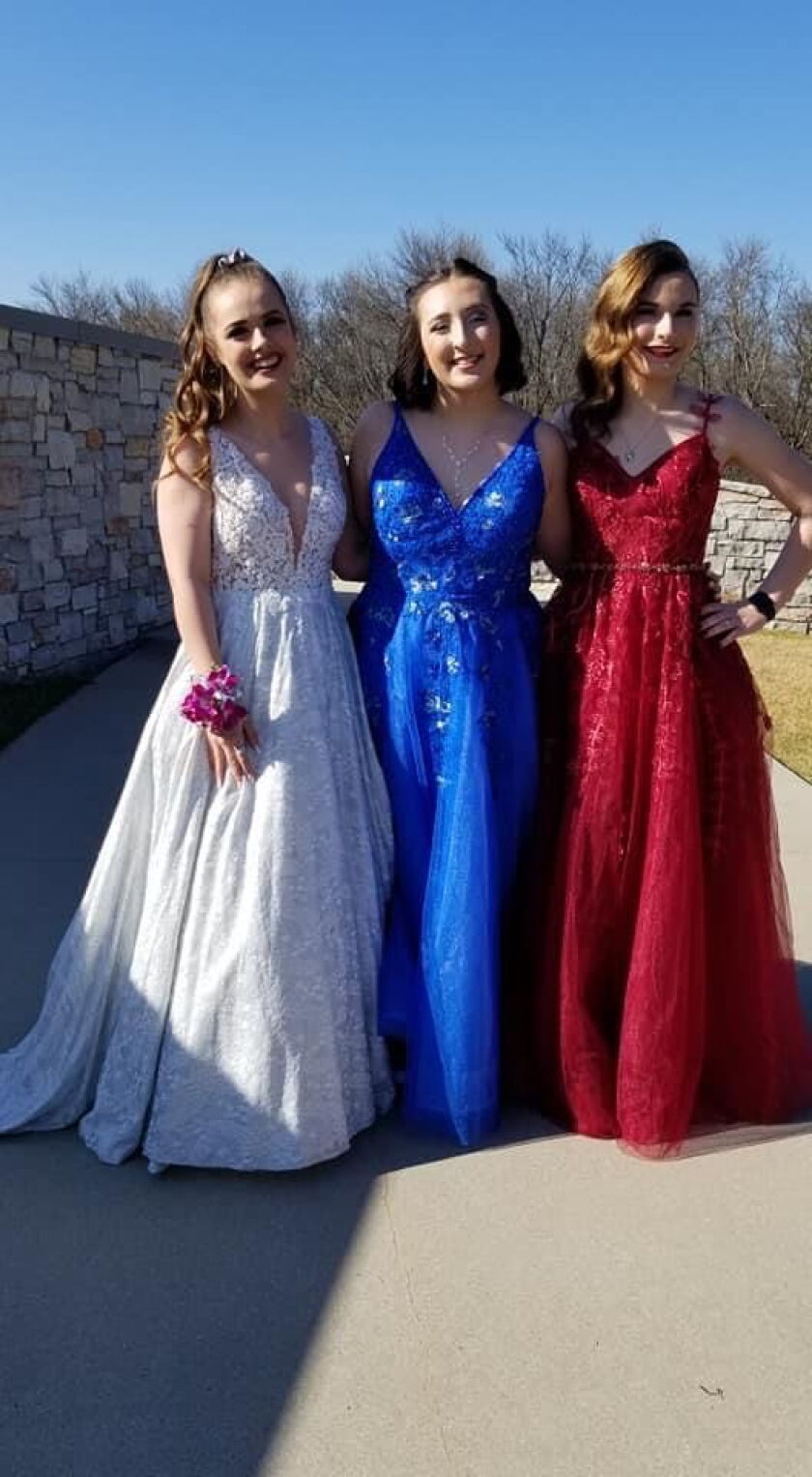 Prom Forum Prom photos get sophisticated as students seek iconic and trendy spots ...