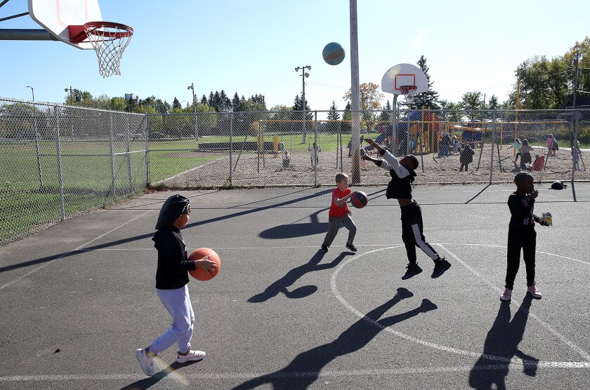 Schüler des Valley Youth Center werfen vor der Laura MacArthur Elementary School in Duluth Körbe