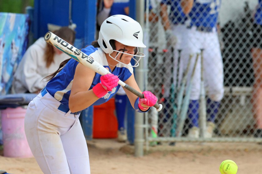 Brainerd's Macy Goral zasáhne bunt proti Sartellu ve čtvrtek 29. května 2025 v Brainerd.