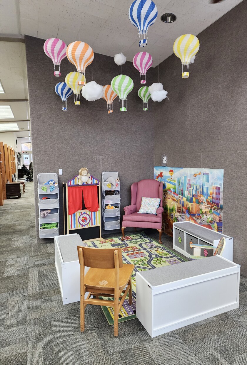 워싱턴에 있는 노블스 카운티 도서관의 어린이 구역에는 2023년 1월 6일 금요일에 도서관을 둘러보는 동안 보여지는 것처럼 독서와 놀이 모두에 이상적인 이 구석이 포함되어 있습니다.