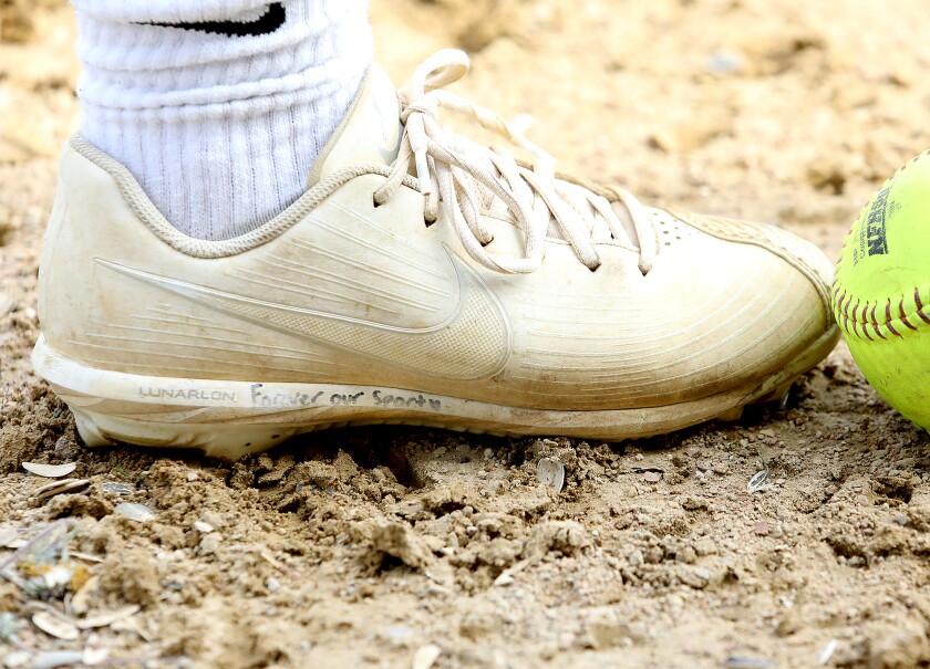 A faded message to her dad can be seen on Zoey Vaara’s shoe