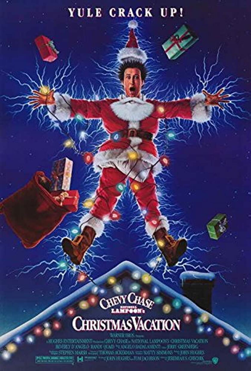Um pôster de lançamento teatral para "Férias de Natal do National Lampoon," apresentando Chevy Chase sendo eletrocutado enquanto vestia uma fantasia de Papai Noel e envolto em luzes de Natal.