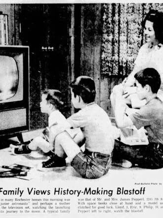 Historické oříznutí novin rodiny sledující televizi v obývacím pokoji