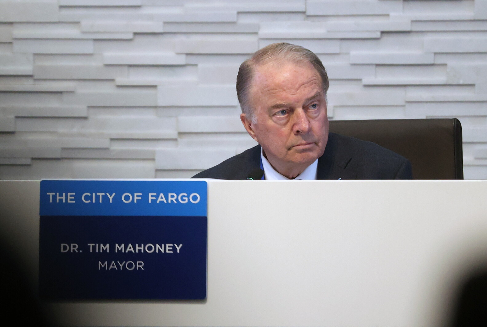 파고(Fargo) 시장 팀 마호니(Tim Mahoney)는 예술과 문화, 아메리카 원주민, 인권 위원회를 폐지하는 데 동의했습니다. 파고(Fargo) 시장 팀 마호니(Tim Mahoney)는 예술과 문화, 아메리카 원주민, 인권 위원회를 폐지하는 데 동의했습니다.