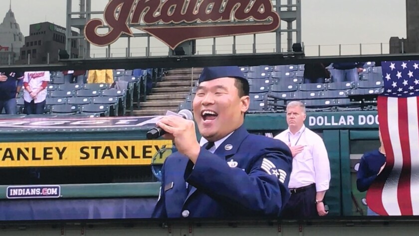 Mark Lindquist z Fargo zpíval národní hymnu 11. září na stadionu Cleveland Indians Stadium. (Předložená fotografie)