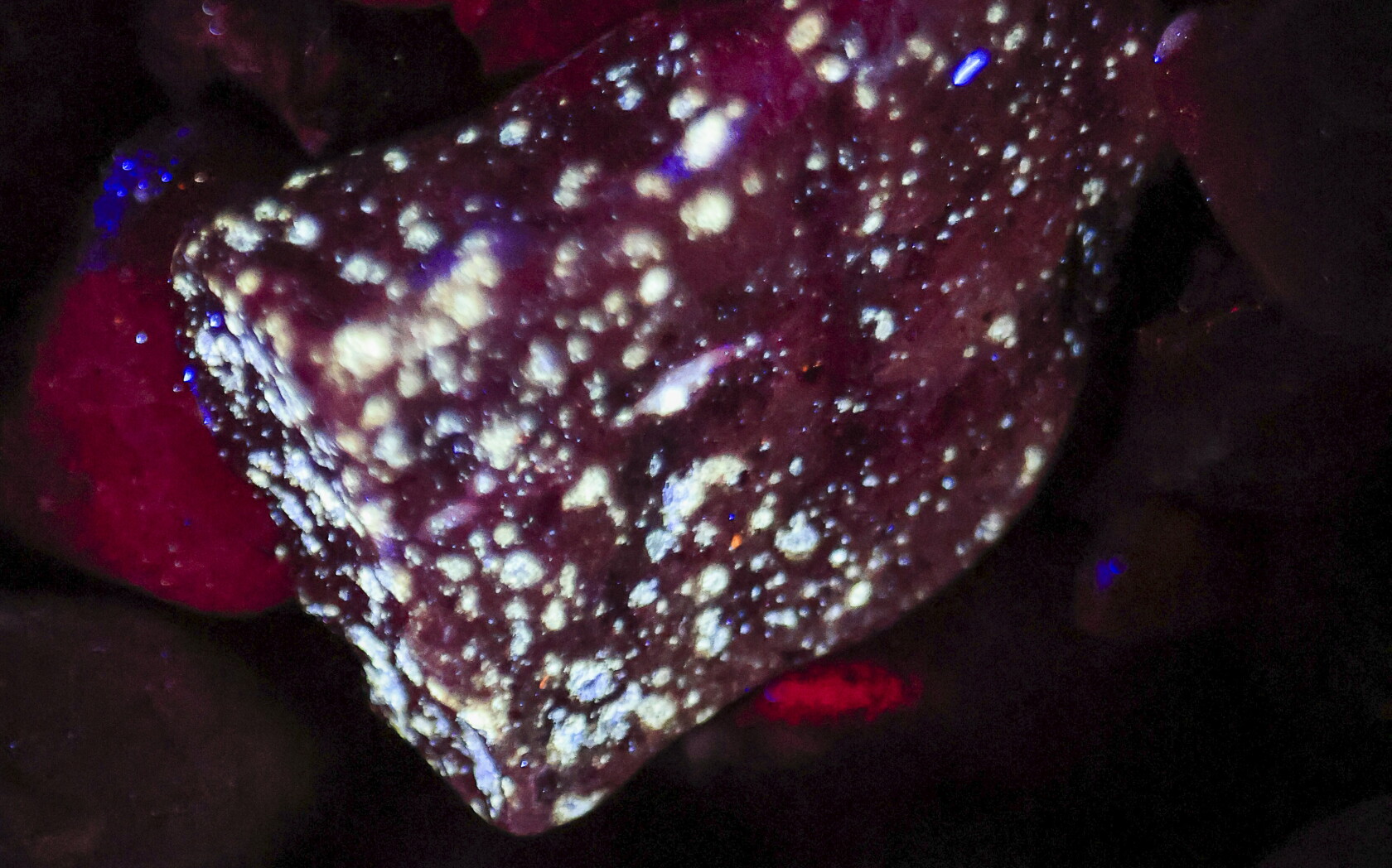 Duluth Complex Rocks Duluth gem hunter uncovers glow-in-the-dark rocks on the North Shore