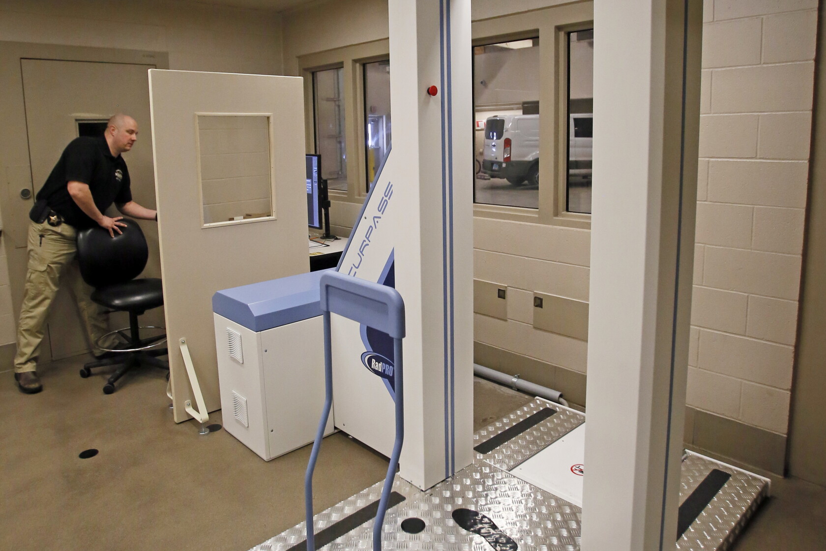 Inmate Scan Cass County Jail using full-body scanner to cut flow of contraband ...