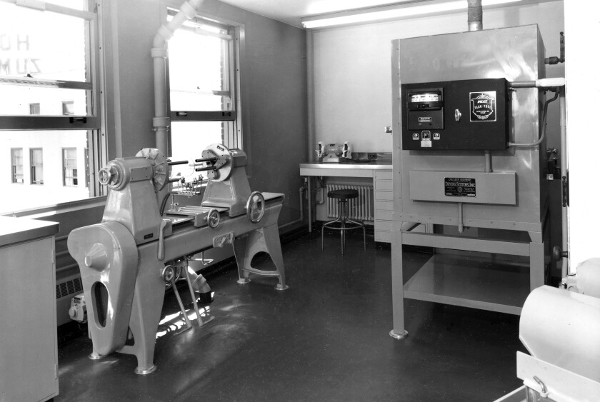 1952: The Mayo Clinic Glass Shop