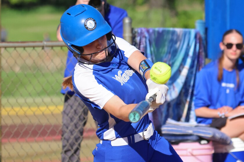 Brainerd's Taytum Gobble zasáhne míč proti Bemidji ve čtvrtek 22. května 2025 během čtvrtfinále sekce 8-4a v Brainerd.