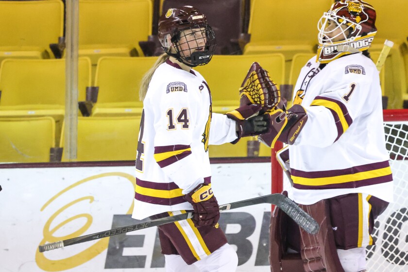 college women play ice hockey