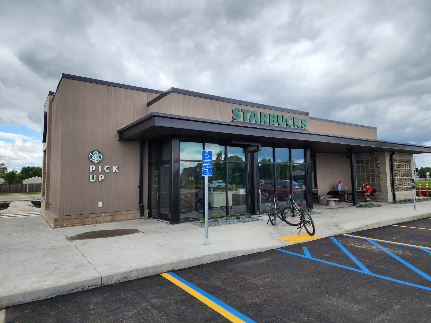 Azool New coffee shop opens in Moorhead's Azool Shopping Center - InForum ...