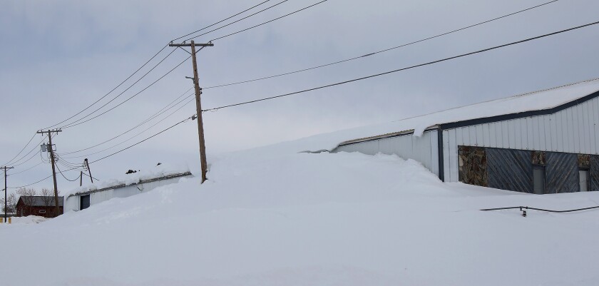 snow piles reach the roof edge 040723.jpg