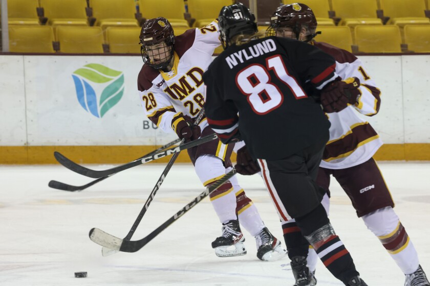 college women play ice hockey