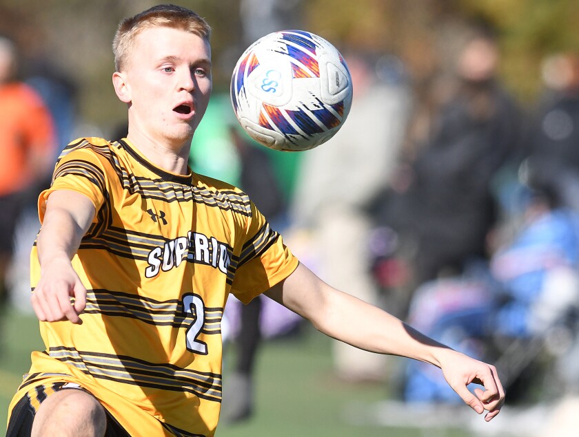 Dan Conde (2), de UW-Superior, de Cambridge, Inglaterra, controla el balón en la primera mitad del juego de los Yellowjackets con St. Scholastica.