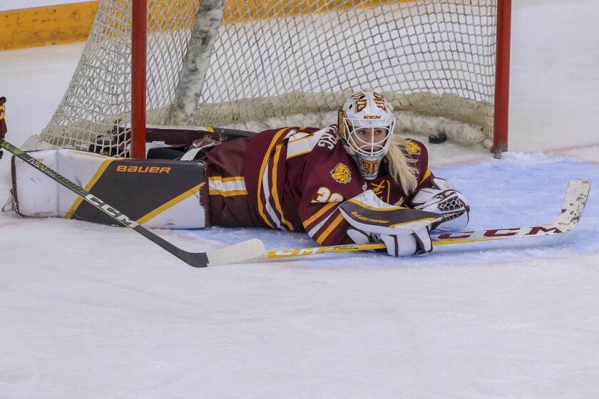 college women play ice hockey