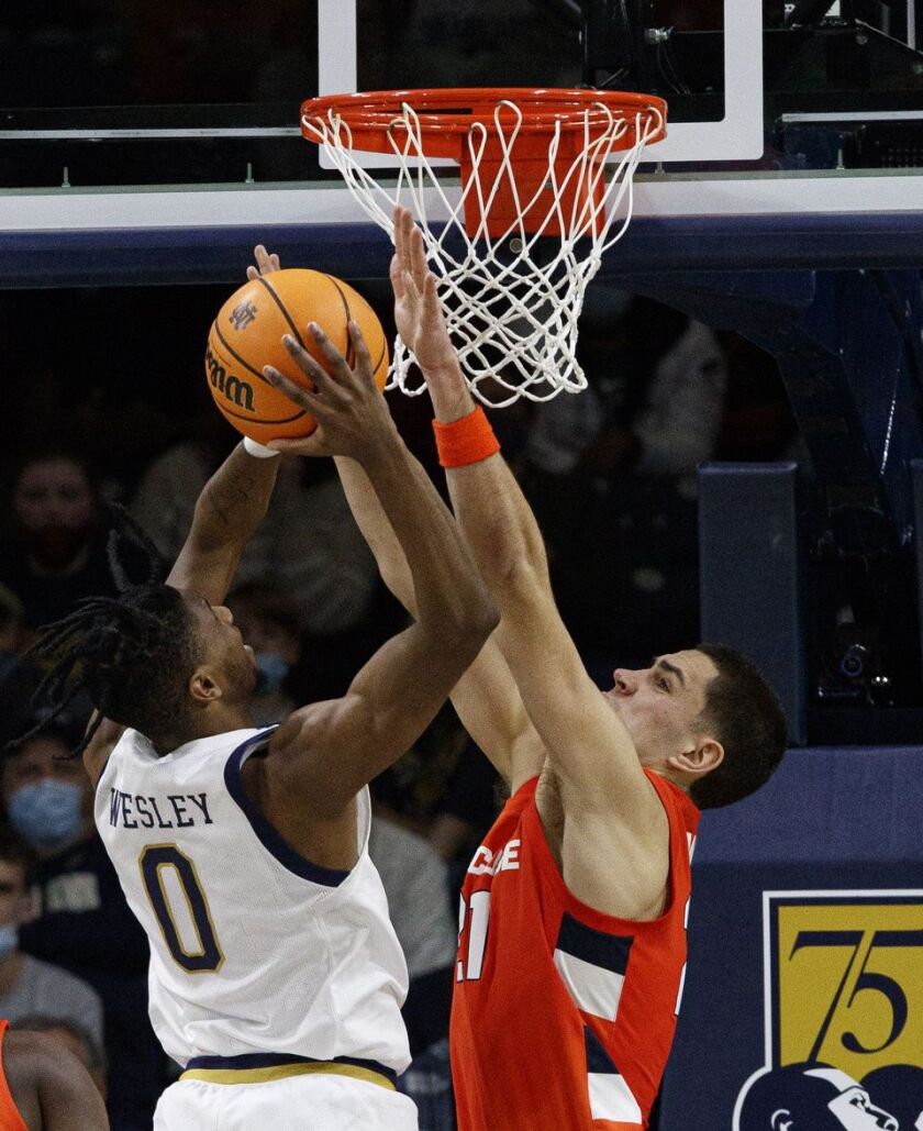 SPORTS-OUT-LUCK-SYRACUSE-BASKETBALL-LOSES-36-SMG.jpg