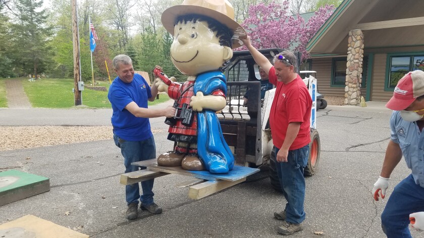 Peanuts statues 5 unloading a Linus Statue