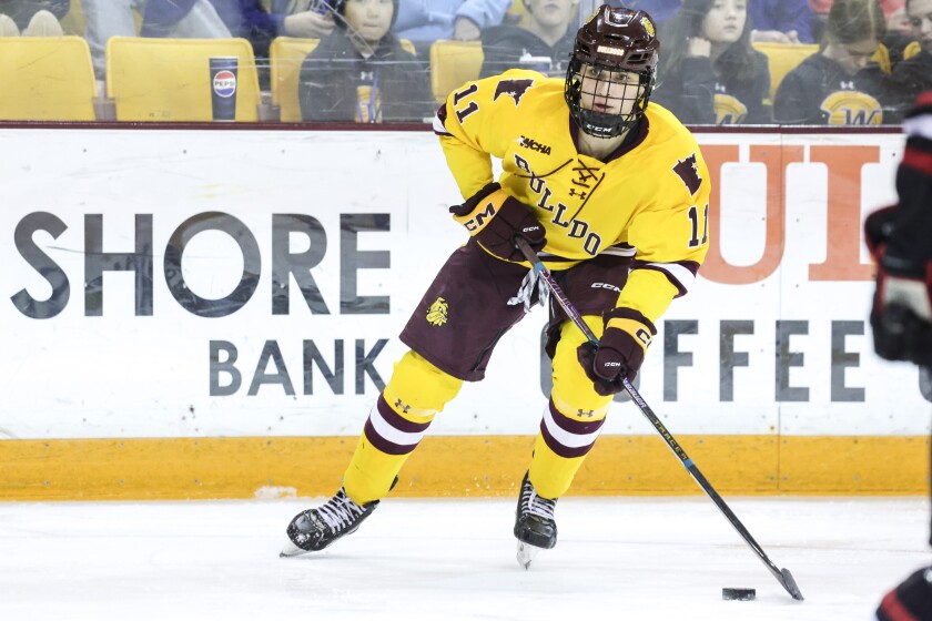 college women play ice hockey