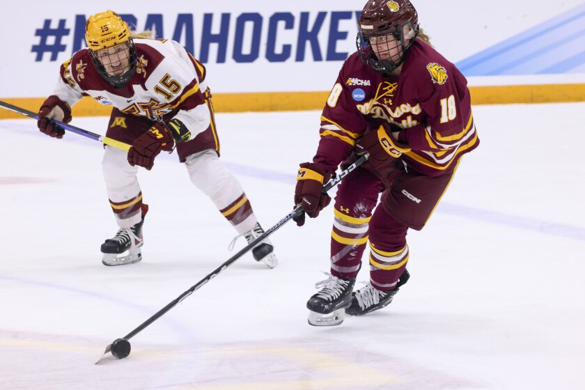 college women play ice hockey