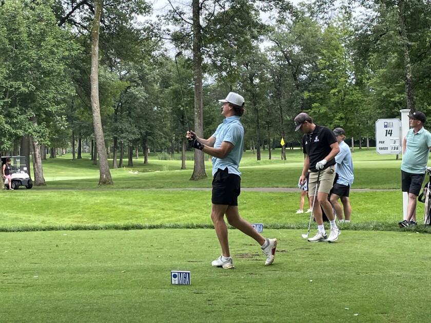 Tyler Seeling sleduje své odpaliště na par-3 14. ve středu 23. července 2025 během posledního kola Amatérského šampionátu MGA na Classic v Madden's.