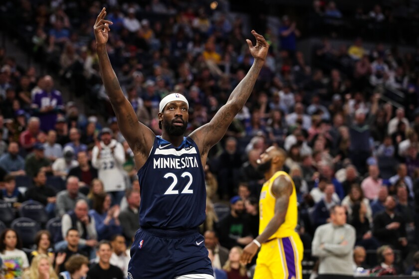 SPORTS-BKN-LAKERS-STRUGGLES-TIMBERWOLVES-GET