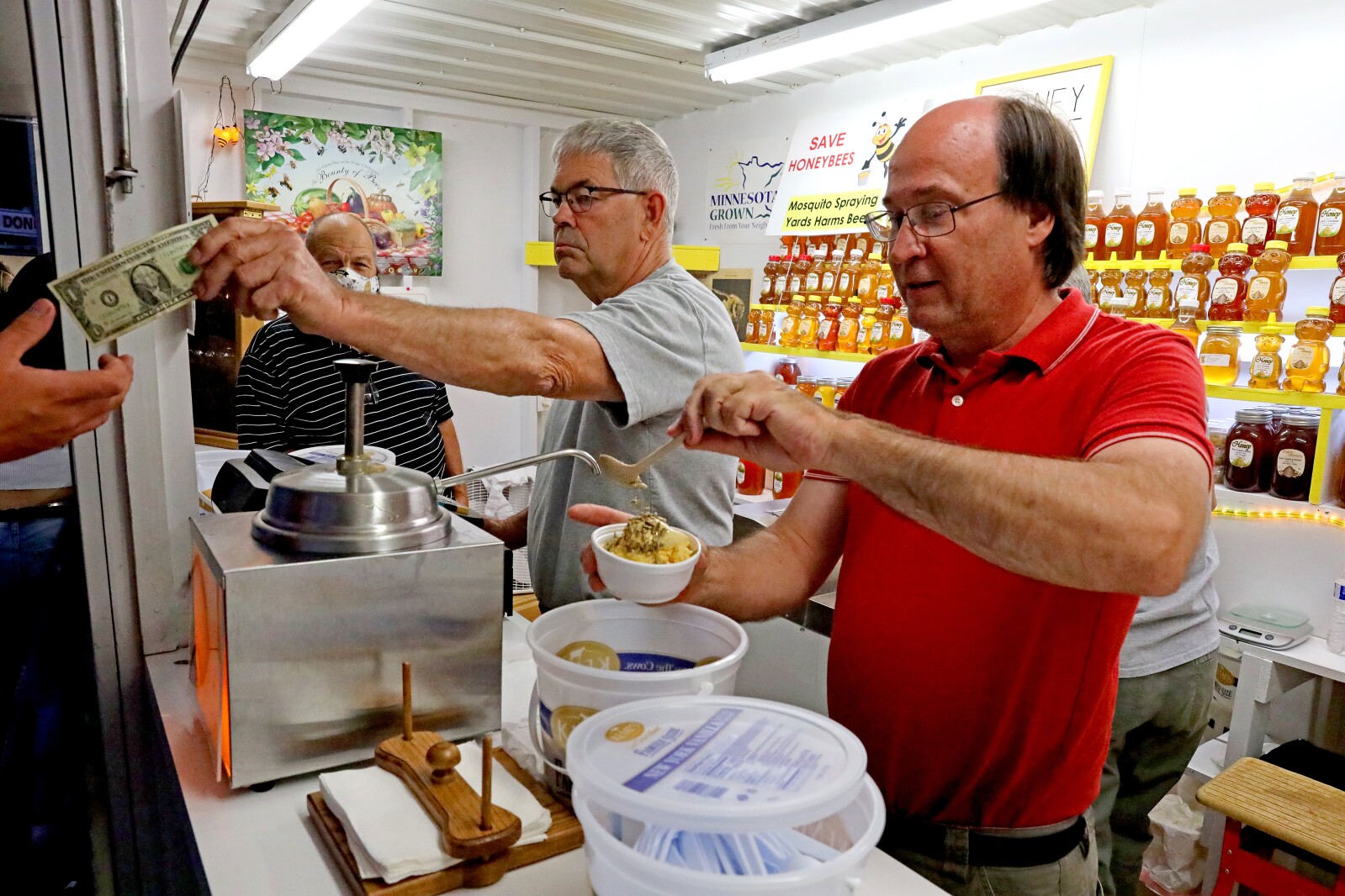 080521.N.BD.FairHoneyIcecream1.jpg