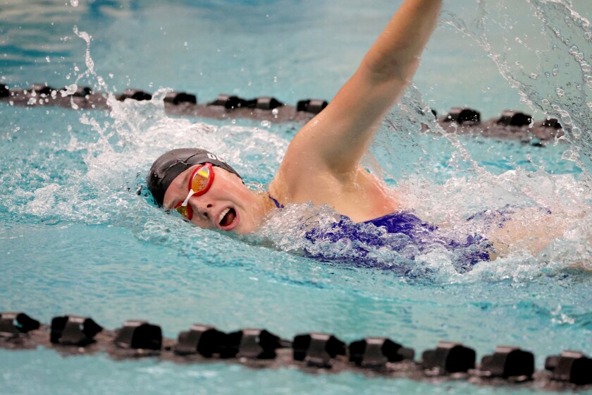 Brainerd's Avery Duerr soutěží ve 200 yardové freestyle proti Alexandrii ve čtvrtek 2. října 2025 v Brainerdu.