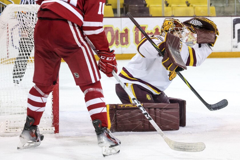college women play ice hockey
