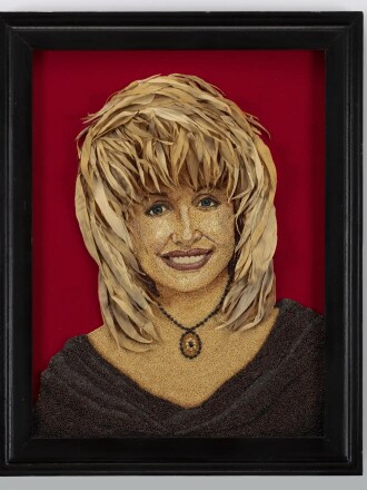 Zarámovaný kus plodin zachycuje umělce venkova Dolly Parton