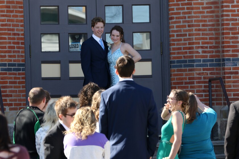 warm weather jhs prom photo session 031922.jpg