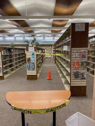 Be careful not to pinch the shelves and empty them of masking tape due to water damage.