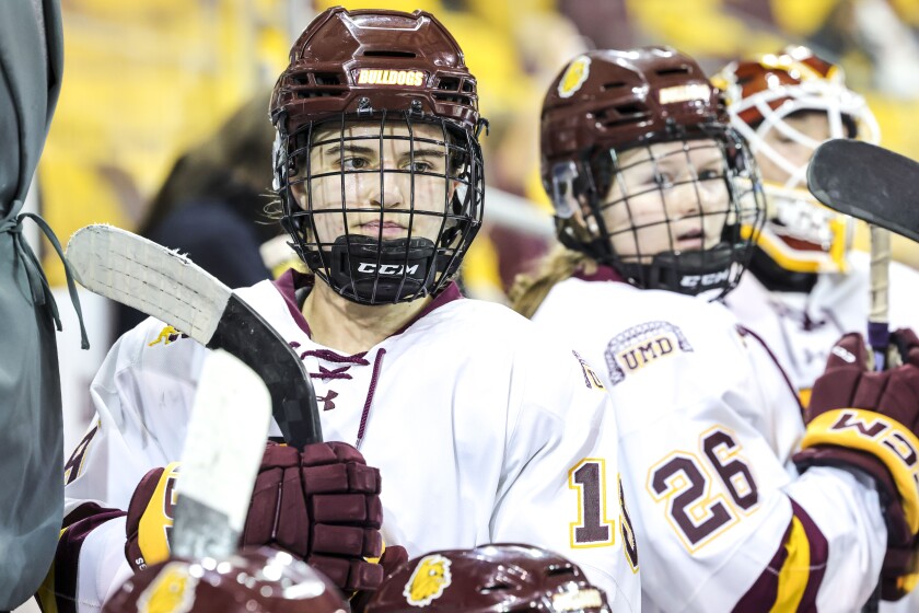 college women play ice hockey