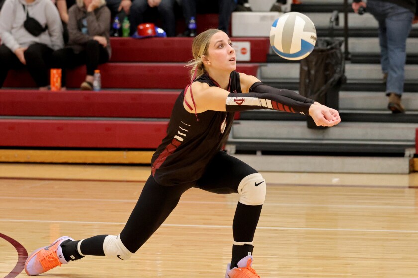 Sammie Hachey z Crosby-Irontona jde po míči proti Two Harbors v pátek 24. října 2025 v Crosby.