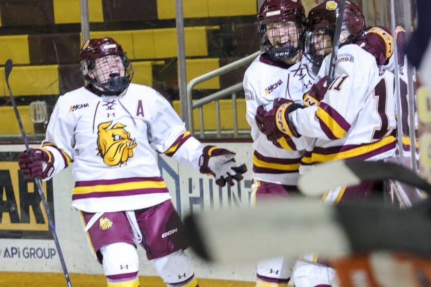 college women play ice hockey