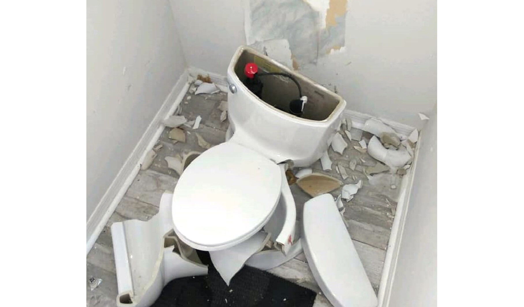 Exploding Toiliet Toilet explodes during Florida thunderstorm