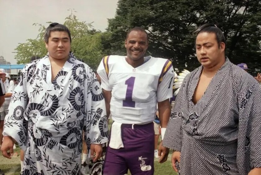 Minnesota Vikings quarterback Warren Moon, center, in Japan prior to a 17-9 preseason win over the Kansas City Chiefs in an NFL football game on Aug. 7, 1994, at the Tokyo Dome.