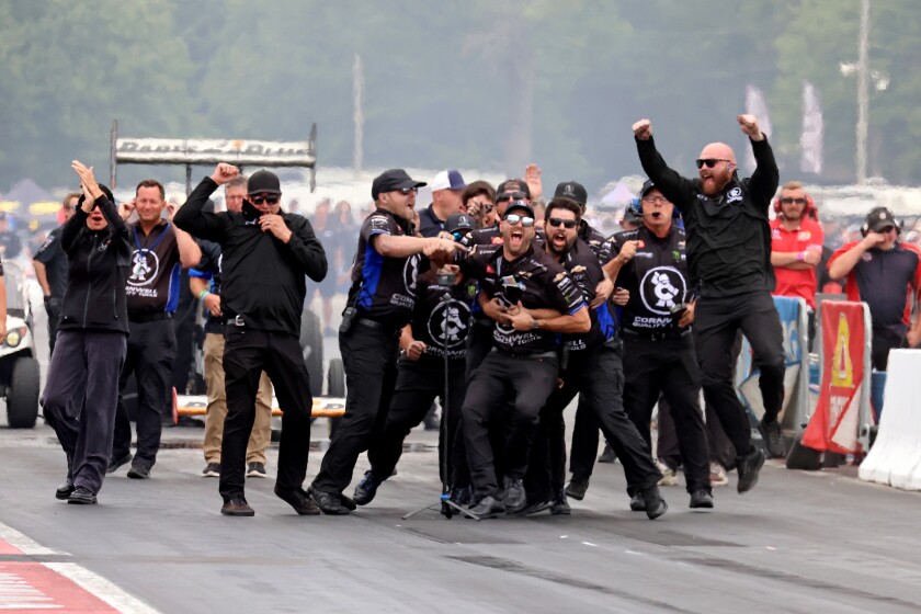 Posádka Austina Procka reaguje, protože jejich auto vyhrává v vtipném autě v Lucas Oil Nhra Nationals v neděli 17. srpna 2025 na Brainerd International Raceway.