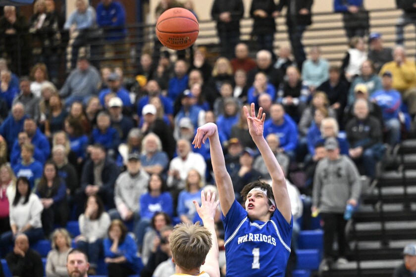 Brainerd boys playing basketball vs STMA.
