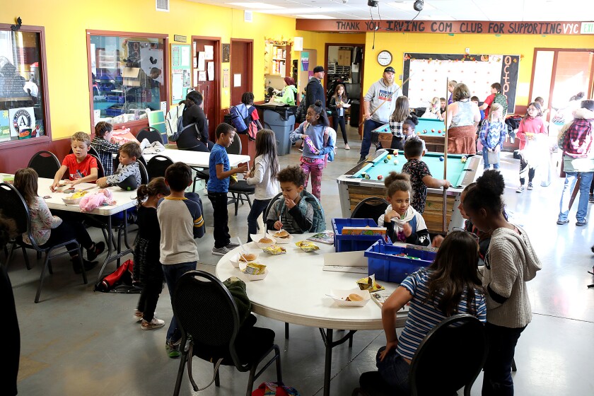 Schüler essen, lernen und entspannen sich im Valley Youth Center der Laura MacArthur Elementary School in Duluth