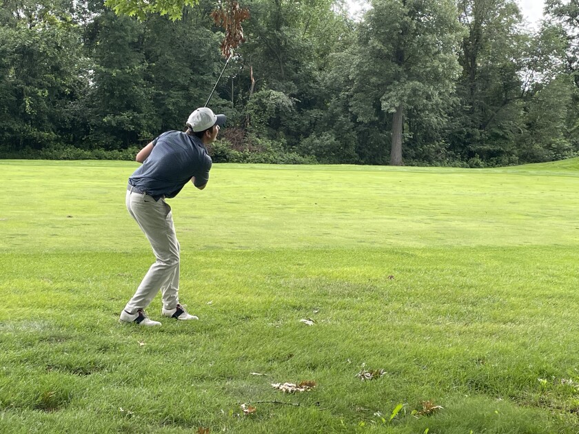 Hank Sogge sleduje, jak se jeho přístup v úterý 22. července 2025 vystřelil na 13. jamku par-5 během druhého kola 122. MGA State Amateur Championship na Classic v Maddenově letovisku.