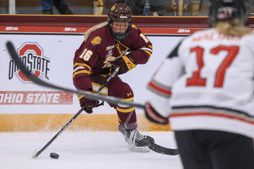 college women play ice hockey