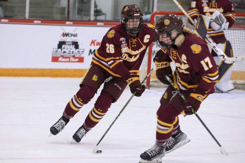 college women play ice hockey